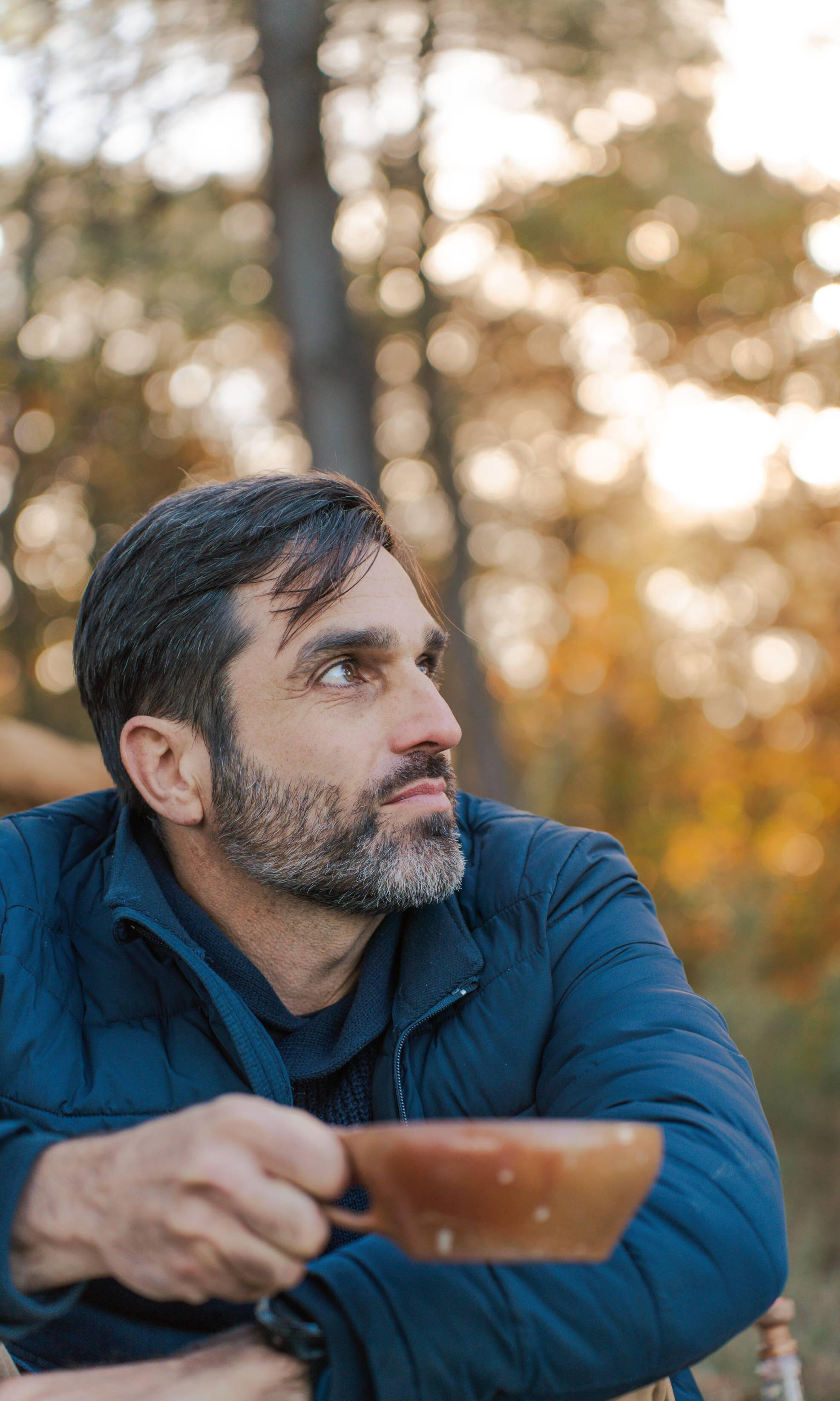 Portrait du masseur professionnel dans son cabinet bien-être